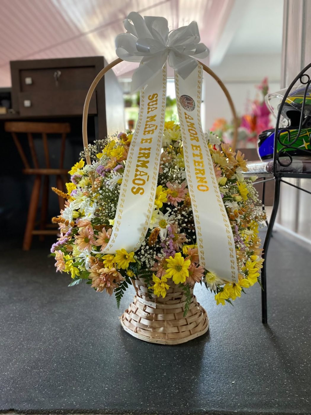 Arranjo floral em tons de amarelo com faixa