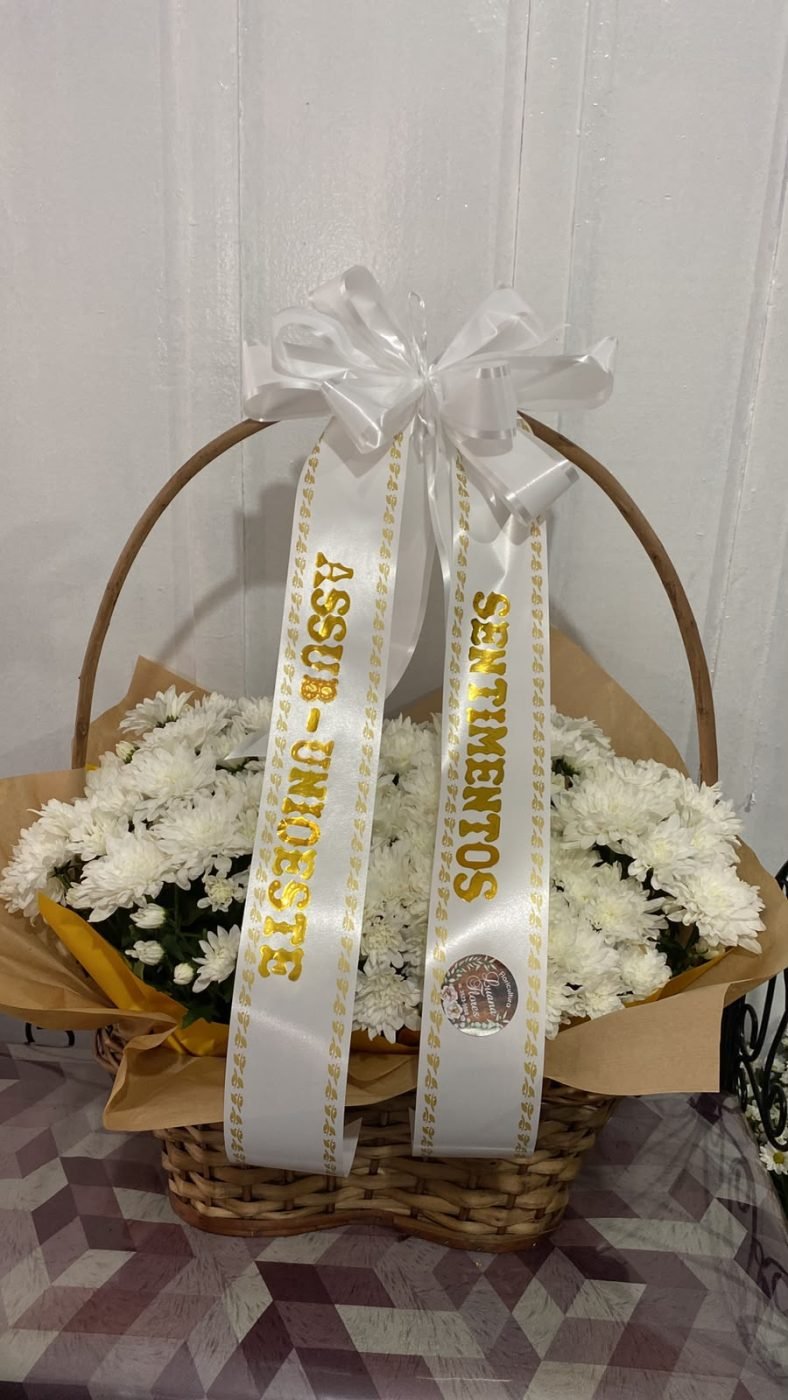 Cesta com dois crisântemos e faixa