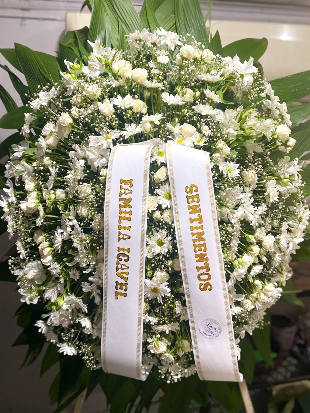Coroa branca de rosas e margaridas