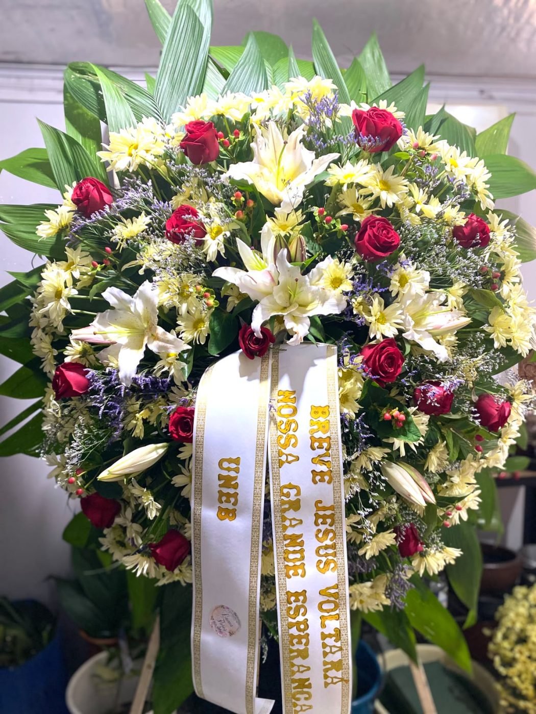 Coroa de lírios e rosas vermelhas