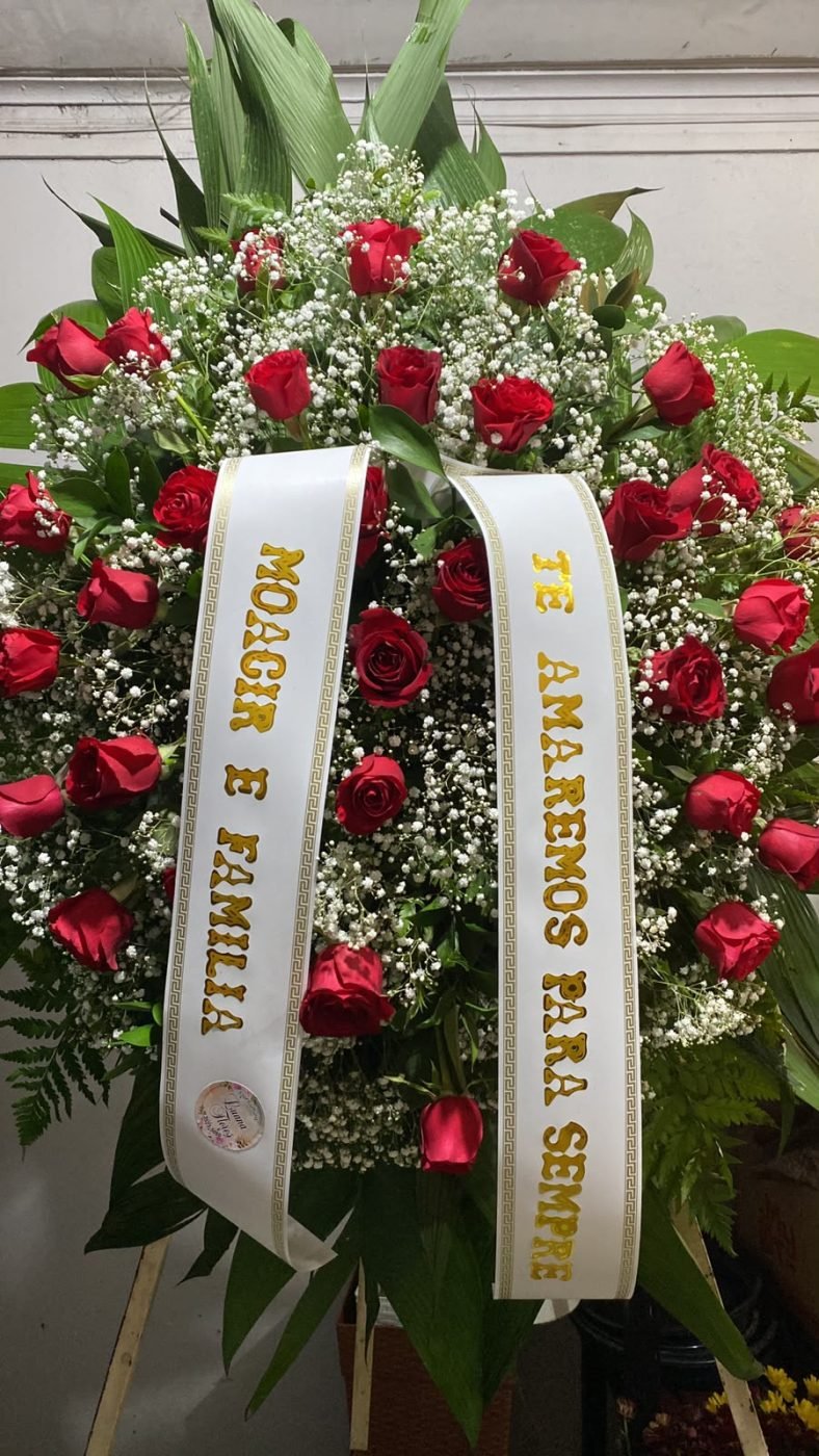 Coroa de rosas vermelhas